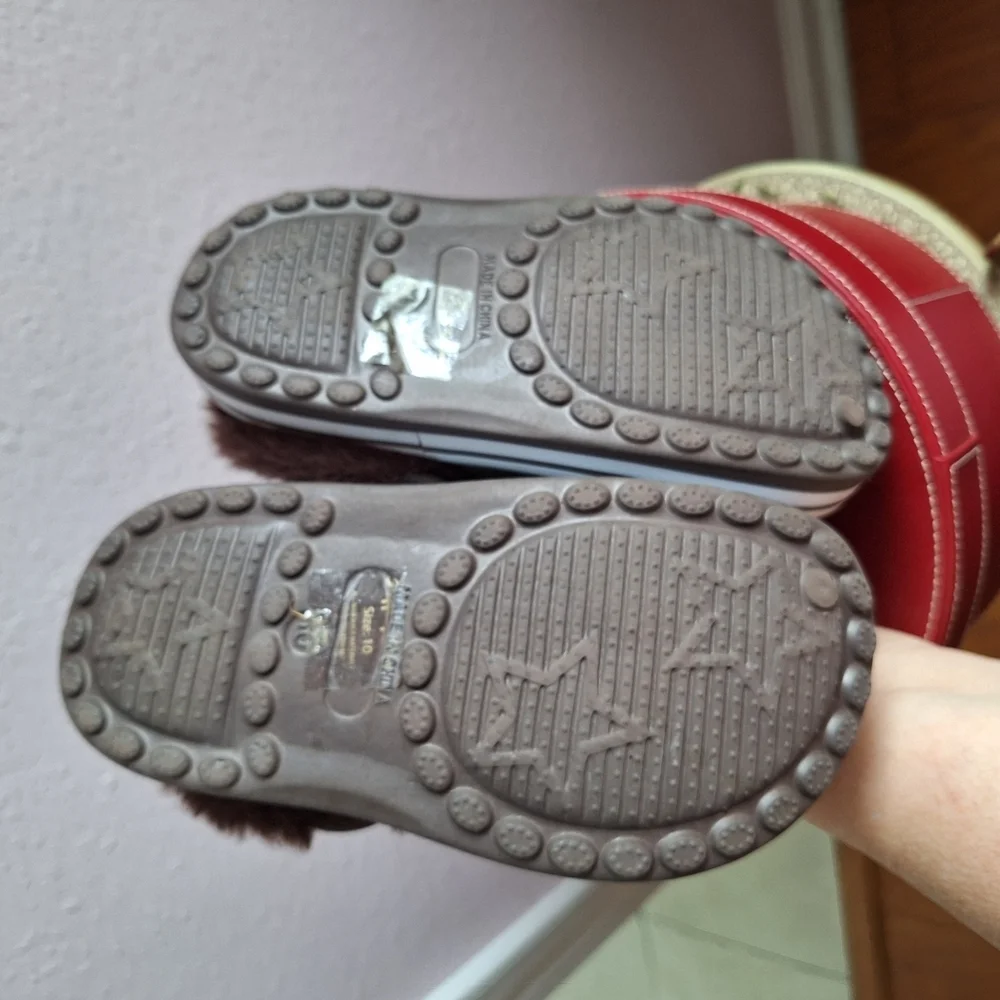 Brown Star Cutout Clogs with Fur Lining